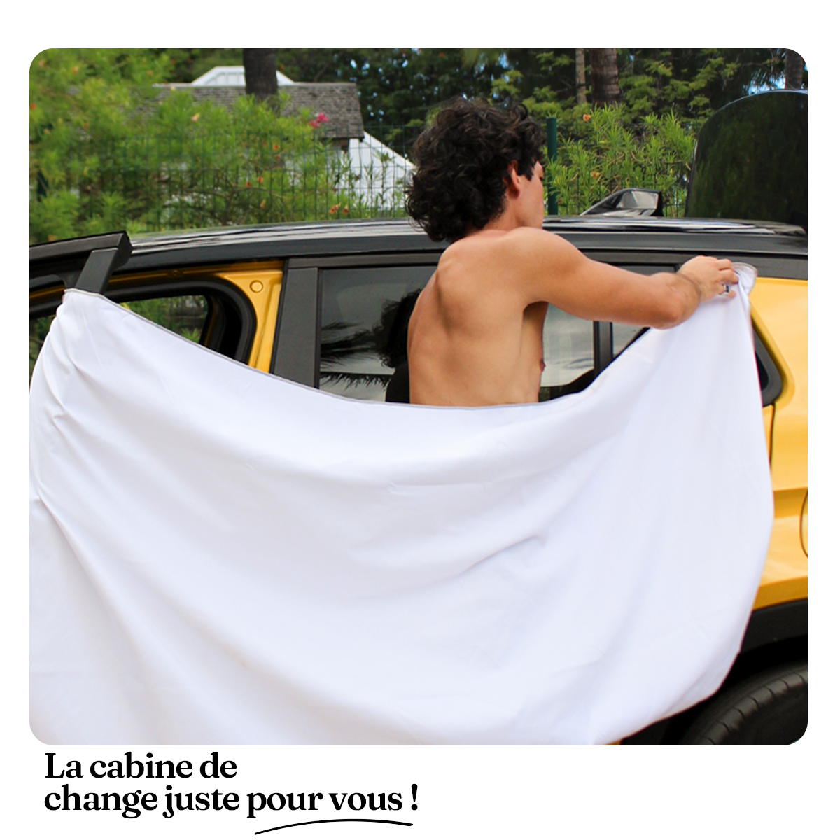 Serviette microfibre compacte aimantée  sur une voiture pour se changer magnette 