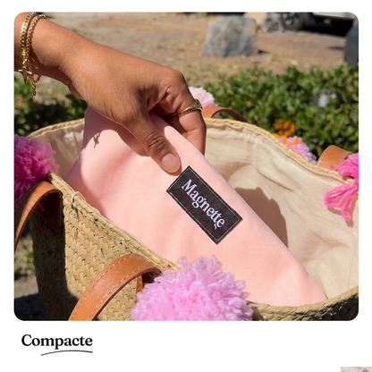 Serviette aimantee microfibre compacte magnette pliée dans un petit sac